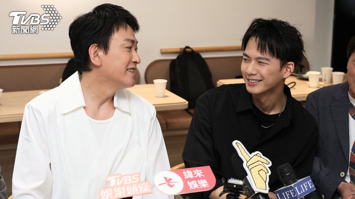 吳念軒趁拍戲空檔捕捉王識賢(左)照片。(圖/張哲鳴攝)