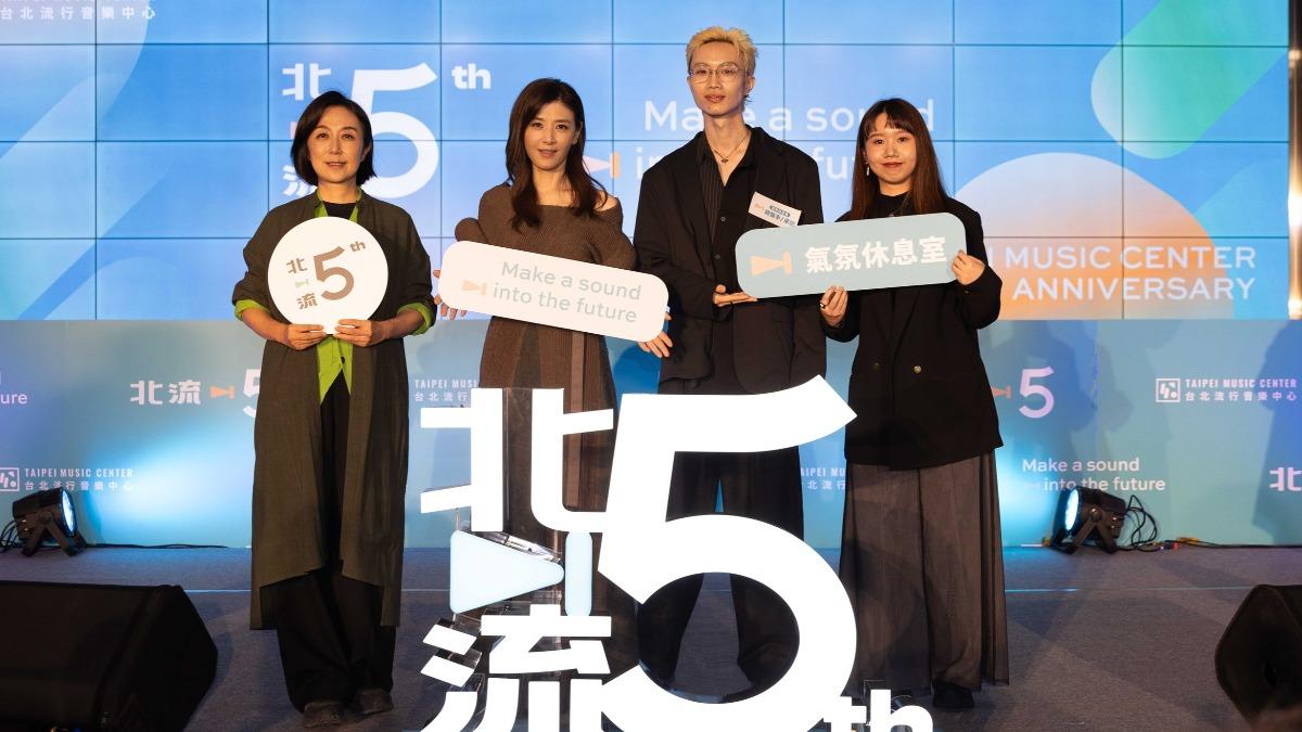北流董事長黃韻玲(左起)和蘇慧倫在記者會上暢聊。(圖/台北流行音樂中心提供)