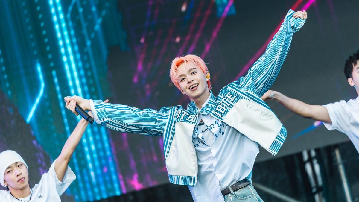 「黃氏兄弟」瑋瑋帶傷唱!喊話粉絲:18歲還愛我嗎 台下冒驚喜嘉賓