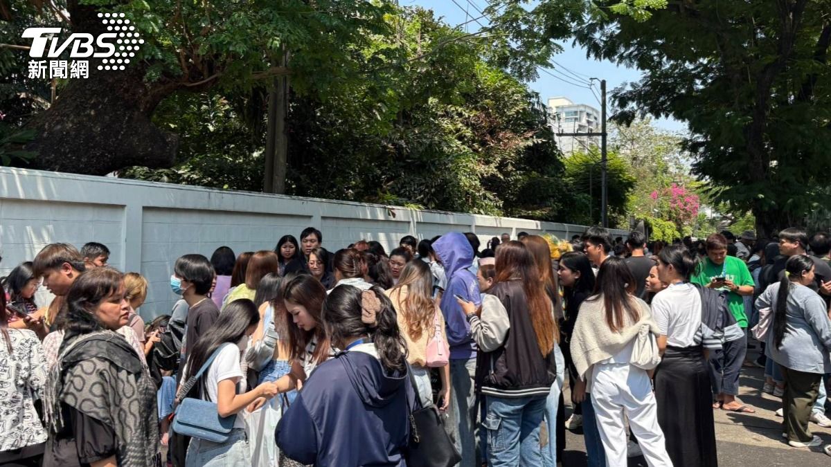 緬甸強震曼谷民眾群聚戶外。（圖／中央社）