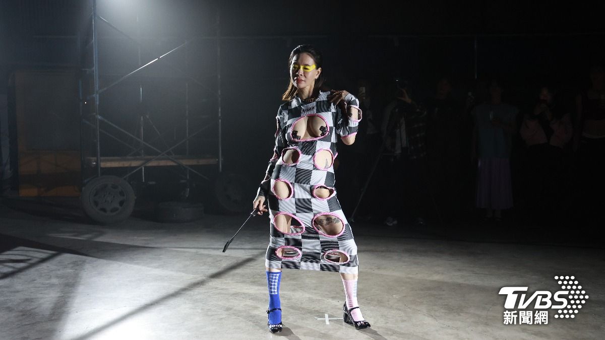 SWAG女神們化身模特兒上台扭腰擺臀。（圖／趙世平攝）