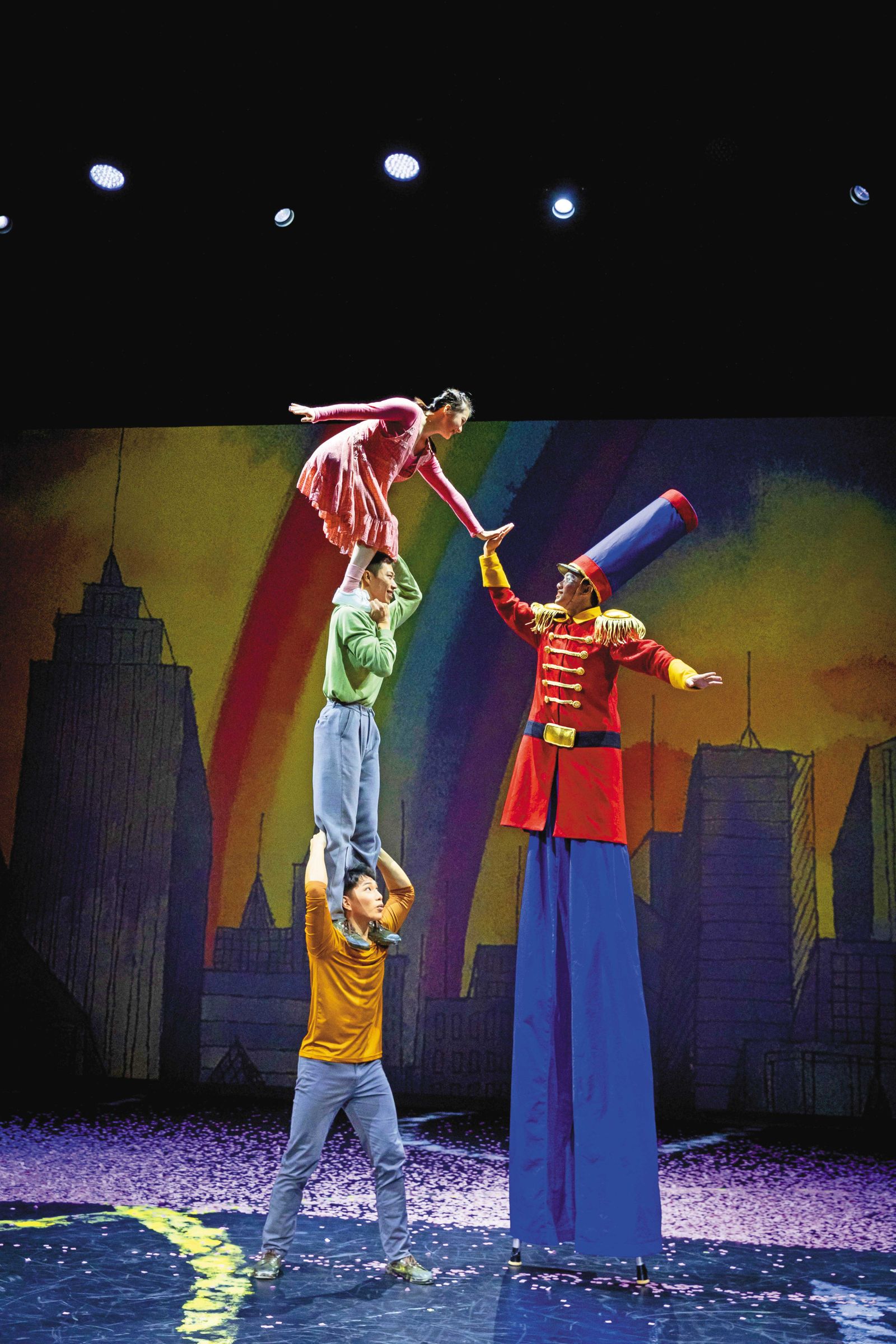《幾米男孩的100次勇敢》玩具兵踩高蹻登場，高達4公尺。