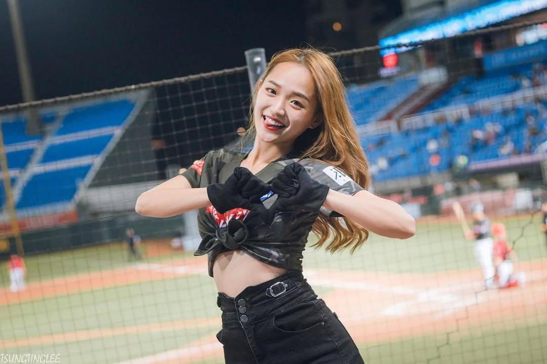 李芳宣布離婚,「我是李芳,一位熱愛生活的單身媽咪。」(圖/翻攝自IG)