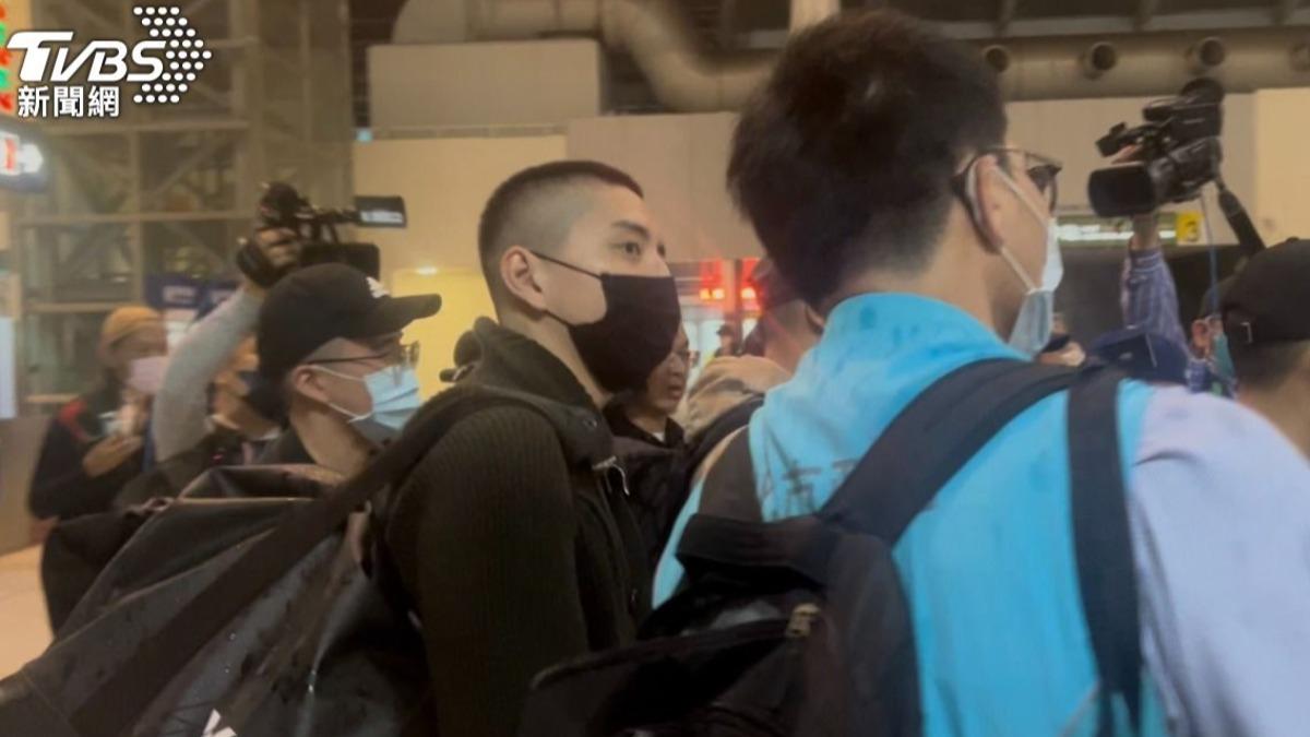 王大陸入伍後首放假 被爆近況:「大人物」被專車接走了
