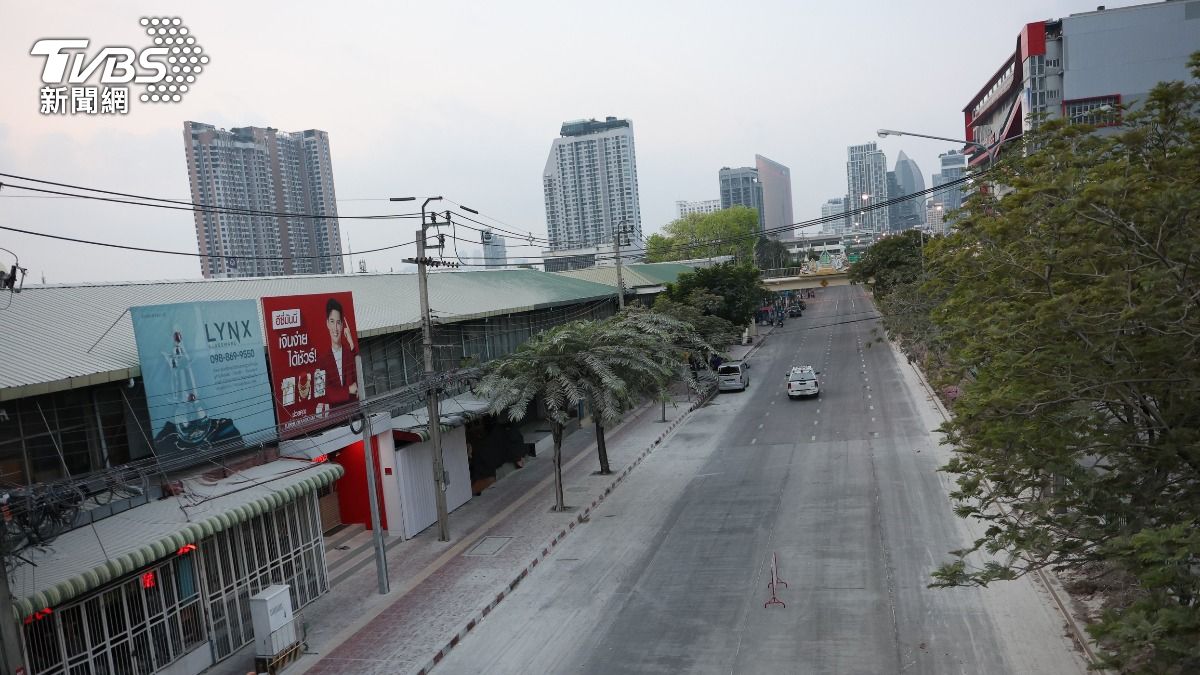 泰國興建中的審計署大樓倒塌，洽圖洽市集旁道路雙向封閉供救援隊進駐。（圖/華子琛攝）。（圖／華子琛攝）
