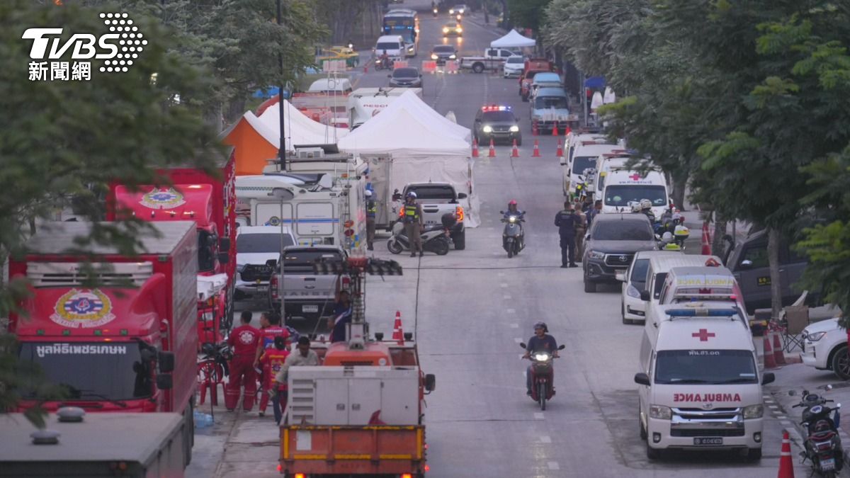 泰國警消出動大量人員進行搜救。（圖／華子琛攝）