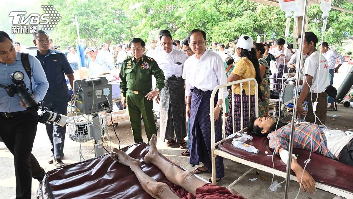 緬甸軍政府最高領導人敏昂來（中）看望災民。（圖／達志影像美聯社）