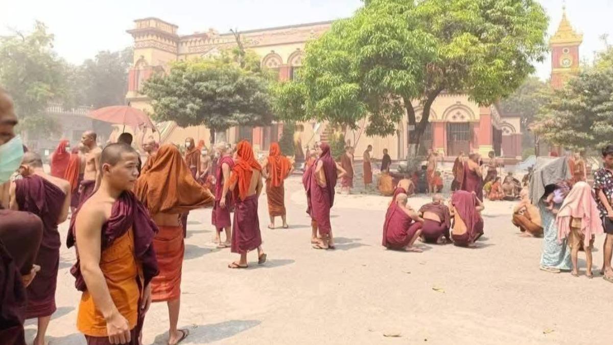 根據當地居民的說法,地震發生時,吳拉登寺內有超過600名僧侶正在考試、誦經。(圖/授權自Khit Thit Media)