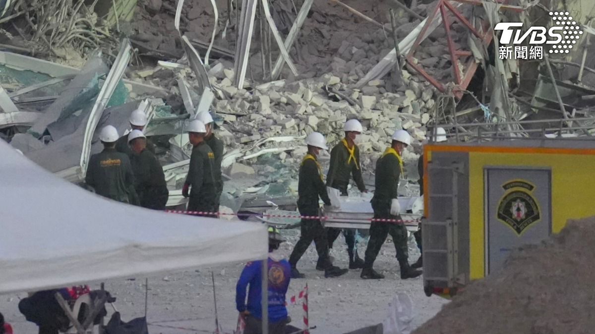 審計署大樓搜救隊在清晨六點仍在搬運建築殘骸,漏夜搜救。(圖/華子琛攝)