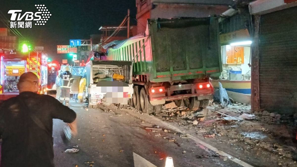 高雄砂石車狠削3民宅!鋼筋、車體慘變形 婦人險遭夾殺送醫