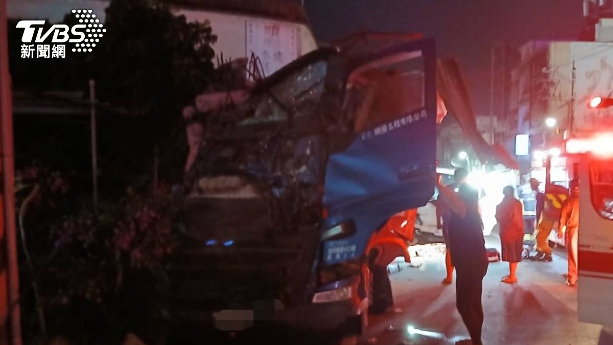 砂石車的車體也嚴重變形。（圖／TVBS）