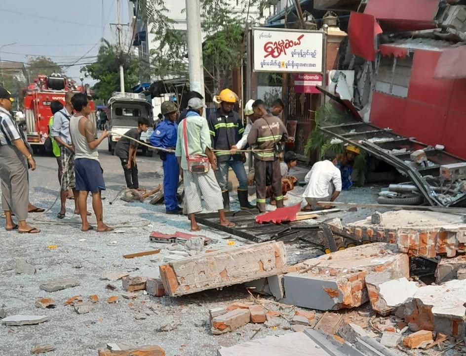 民宅、餐廳倒塌，當地人說前來救援的消防隊員「沒有工具」。（圖／Khit Thit Media提供）