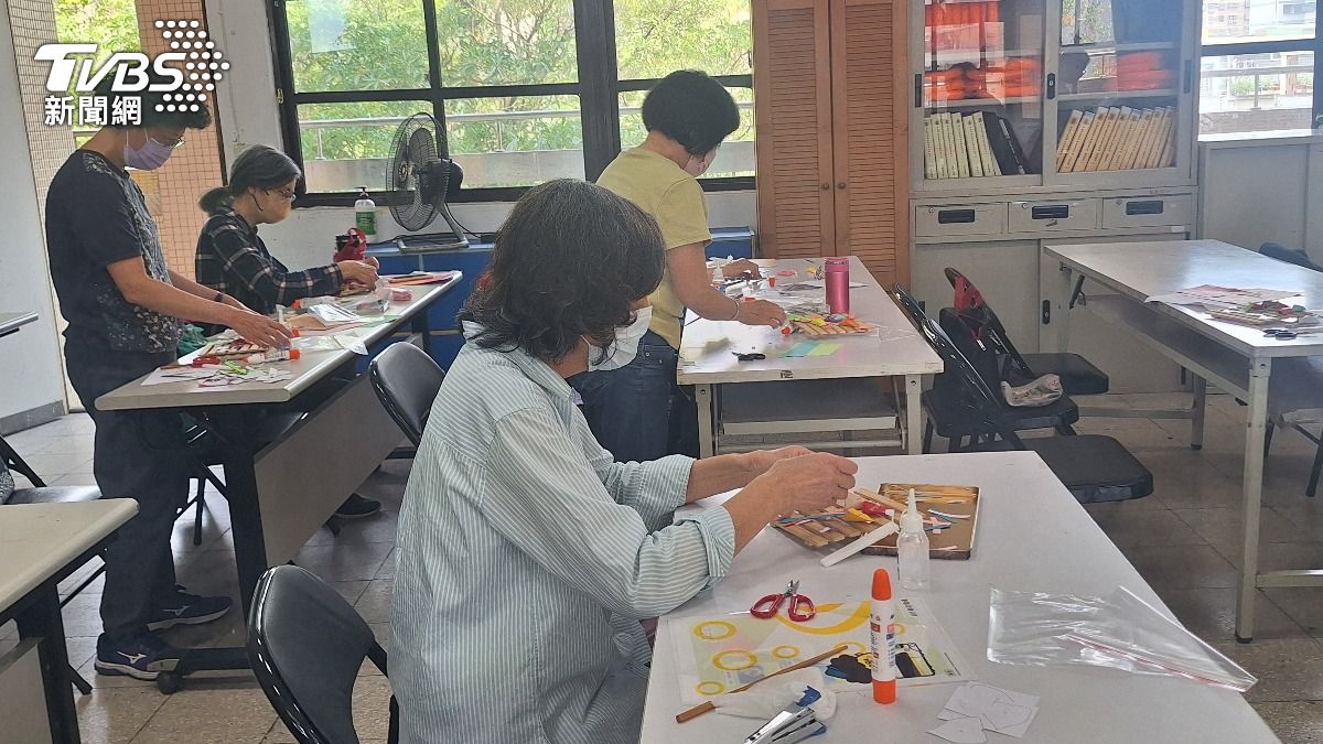 學員們認真參與手作課程。(圖/TVBS)
