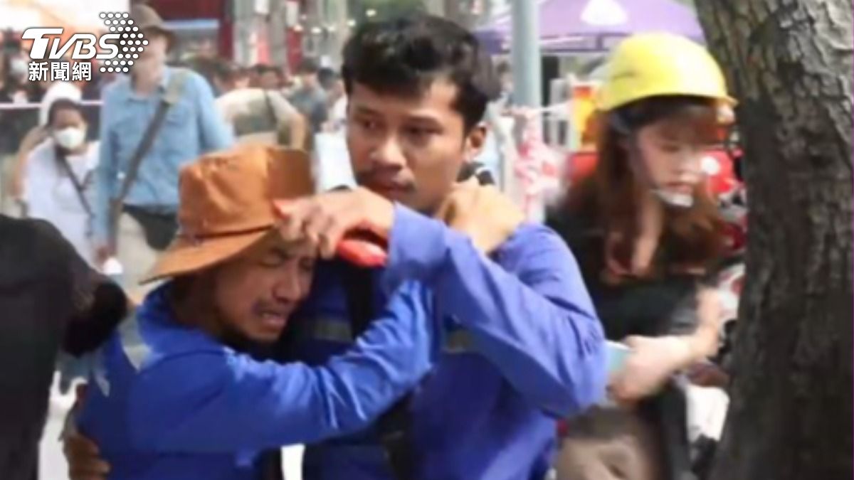 2名受困工人的同事在情緒潰堤下互相攙扶著離開。（圖／華子琛攝）