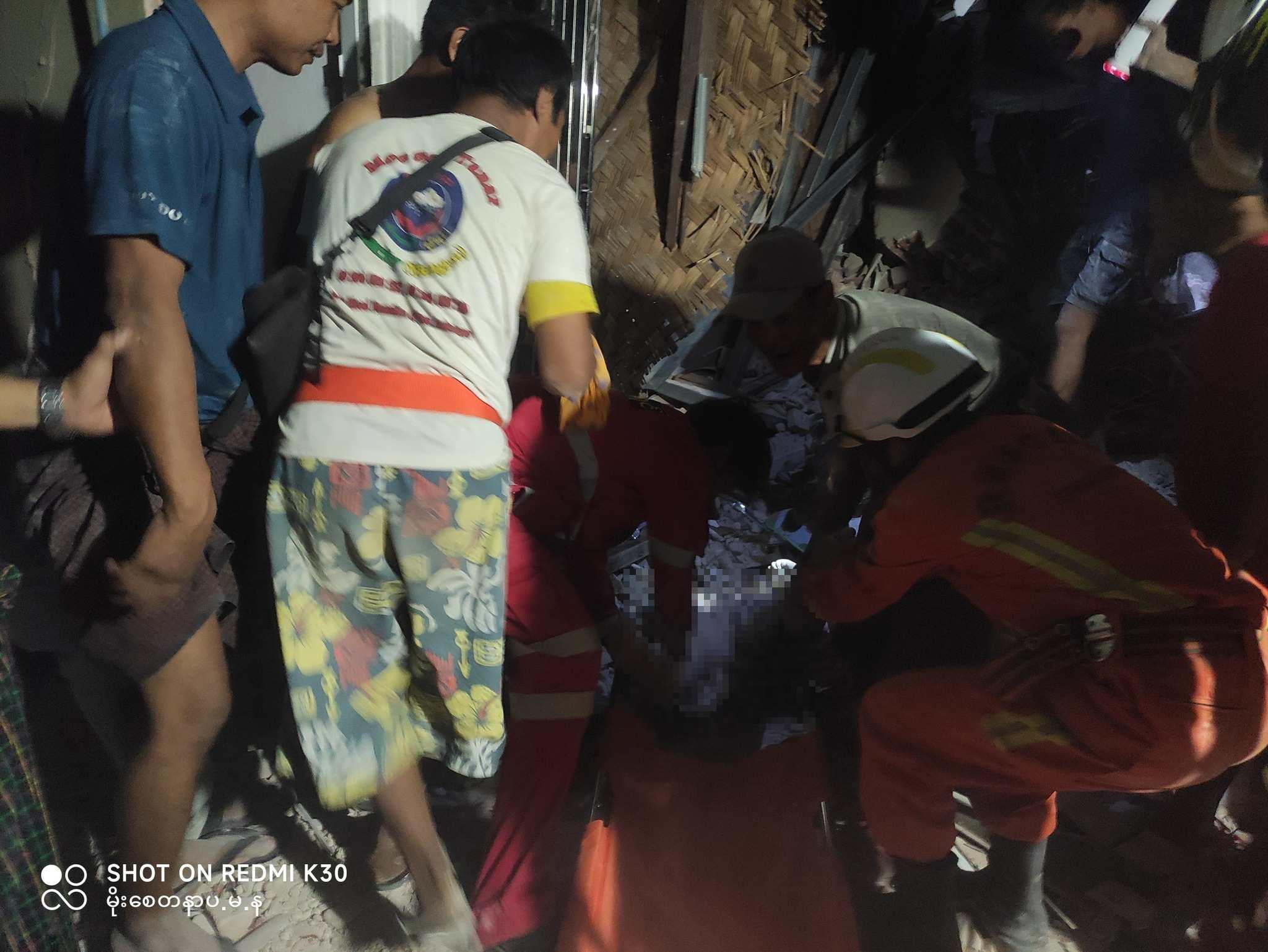 彬馬那縣房屋倒塌，遺體被磚瓦壓住無法拉出。（圖／Khit Thit Media提供）