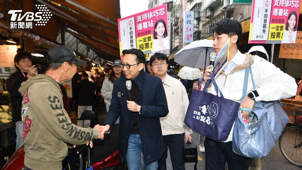 國民黨青年團由黨藉立委葛如鈞和發言人楊智伃等人帶領到吳興商圈宣講反罷免。(圖/胡瑞麒攝)