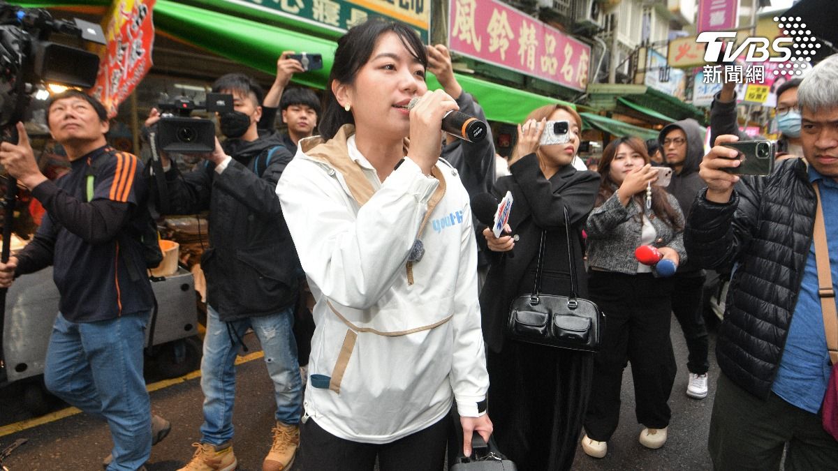 國民黨青年團由黨藉立委葛如鈞和發言人楊智伃等人帶領到吳興商圈宣講反罷免。(圖/胡瑞麒攝)