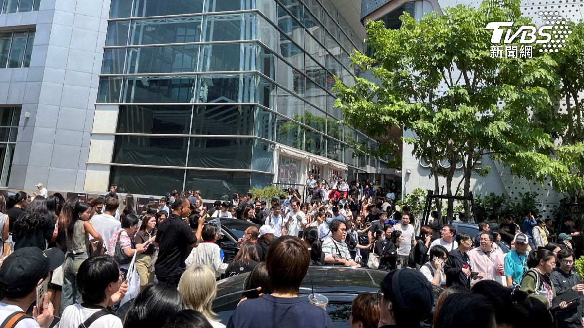 泰國曼谷地震,一群人跑到大街上。(圖/達志影像路透社)