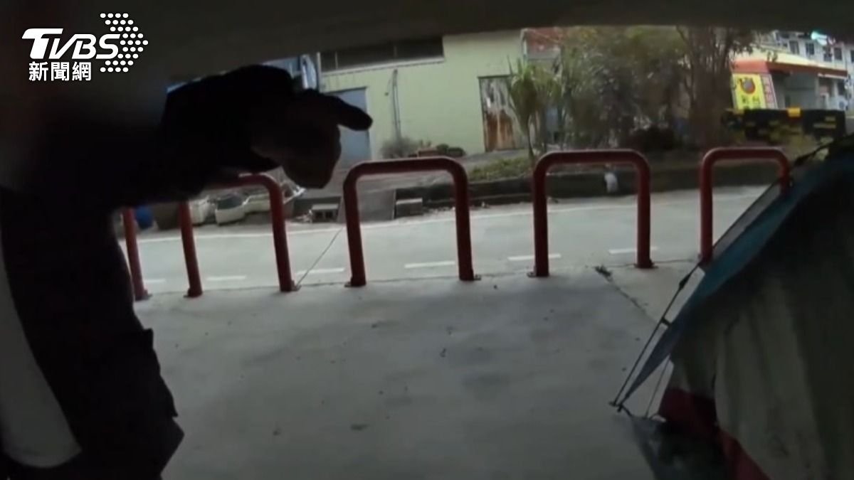 男街友辯稱不知為何會起火。(圖/TVBS)