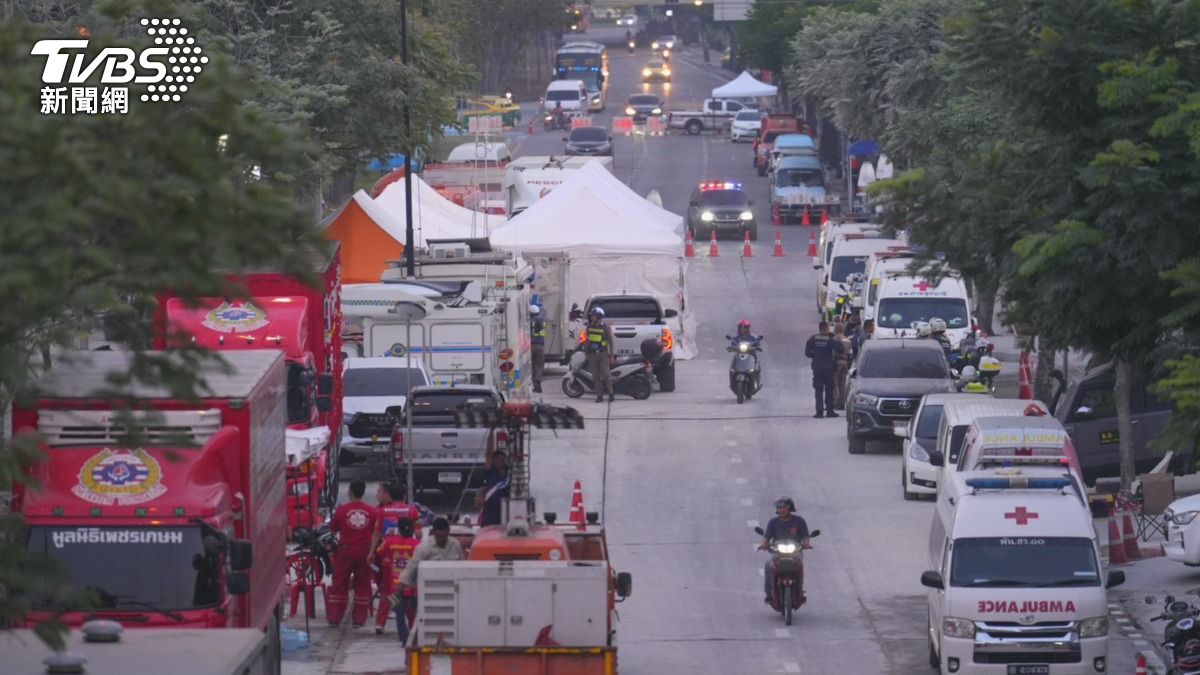 曼谷當地許多醫療都在街道上進行。（圖/華子琛攝）