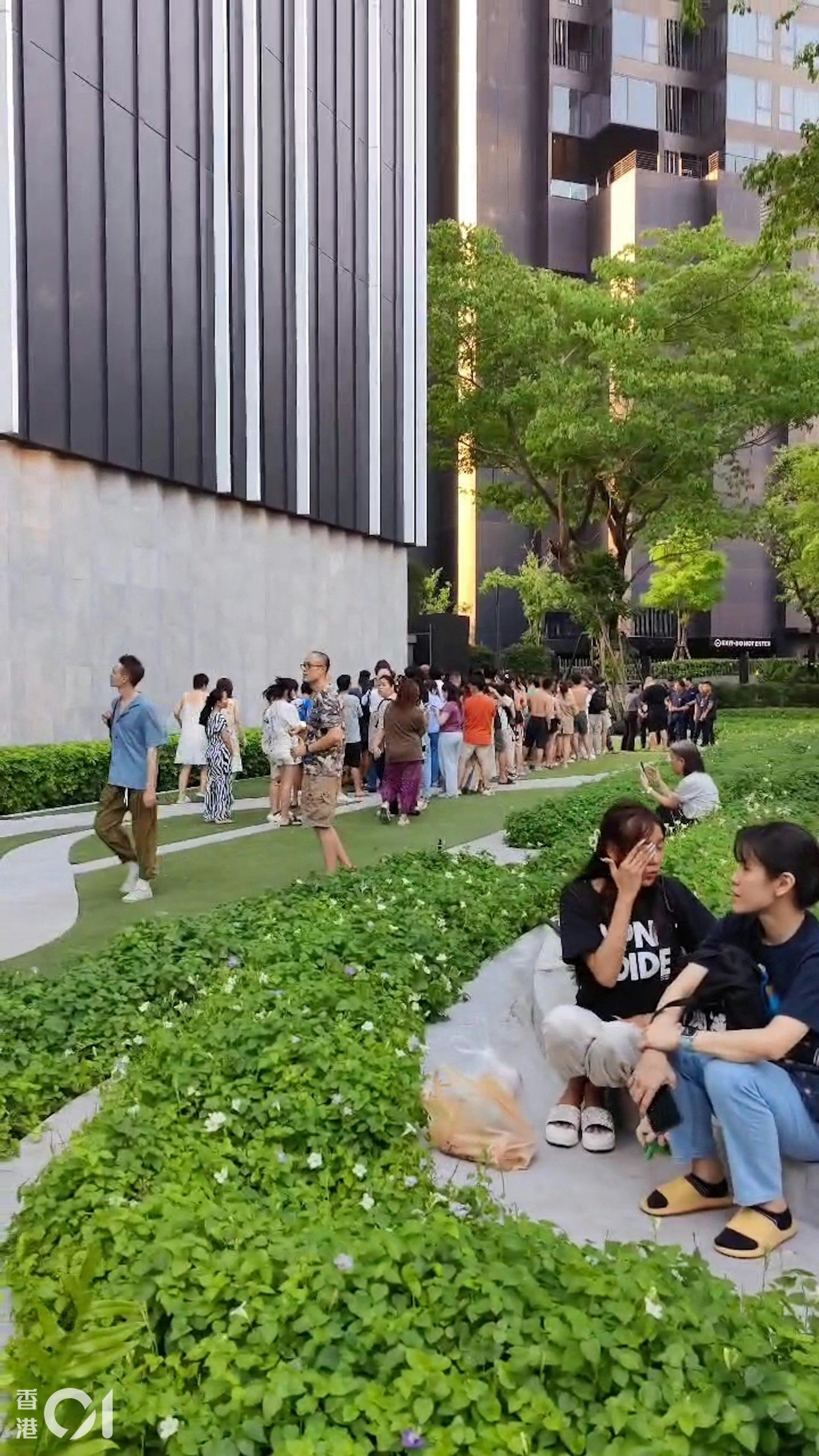 強震過後，許多人跑到街上避難。（圖／Yoyo提供）