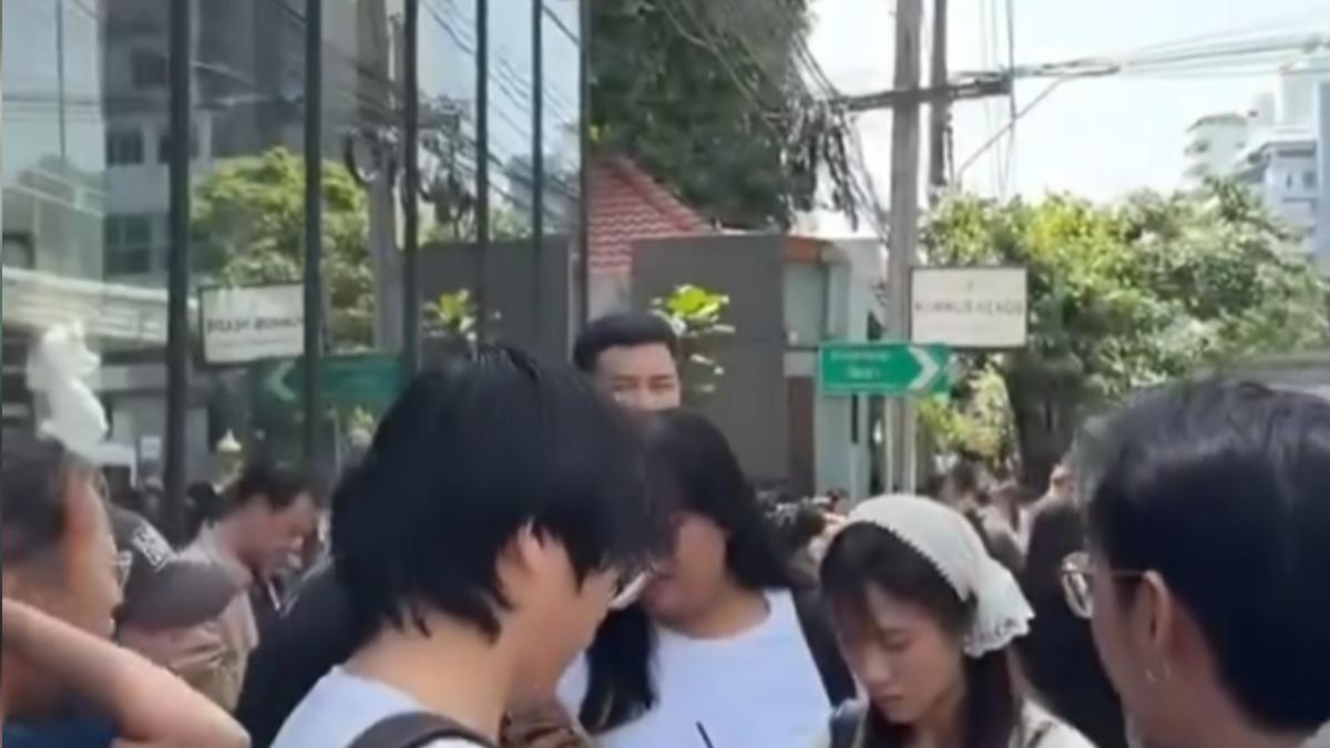公寓附近民眾疏散至空曠街道。(圖/翻攝自 Matichon Online)