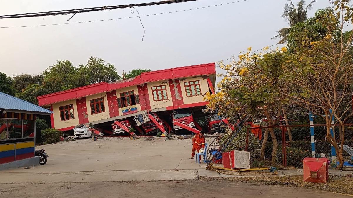 當地消防局建築也倒塌,導致救援工作難上加難。(圖/Khit Thit Media授權)