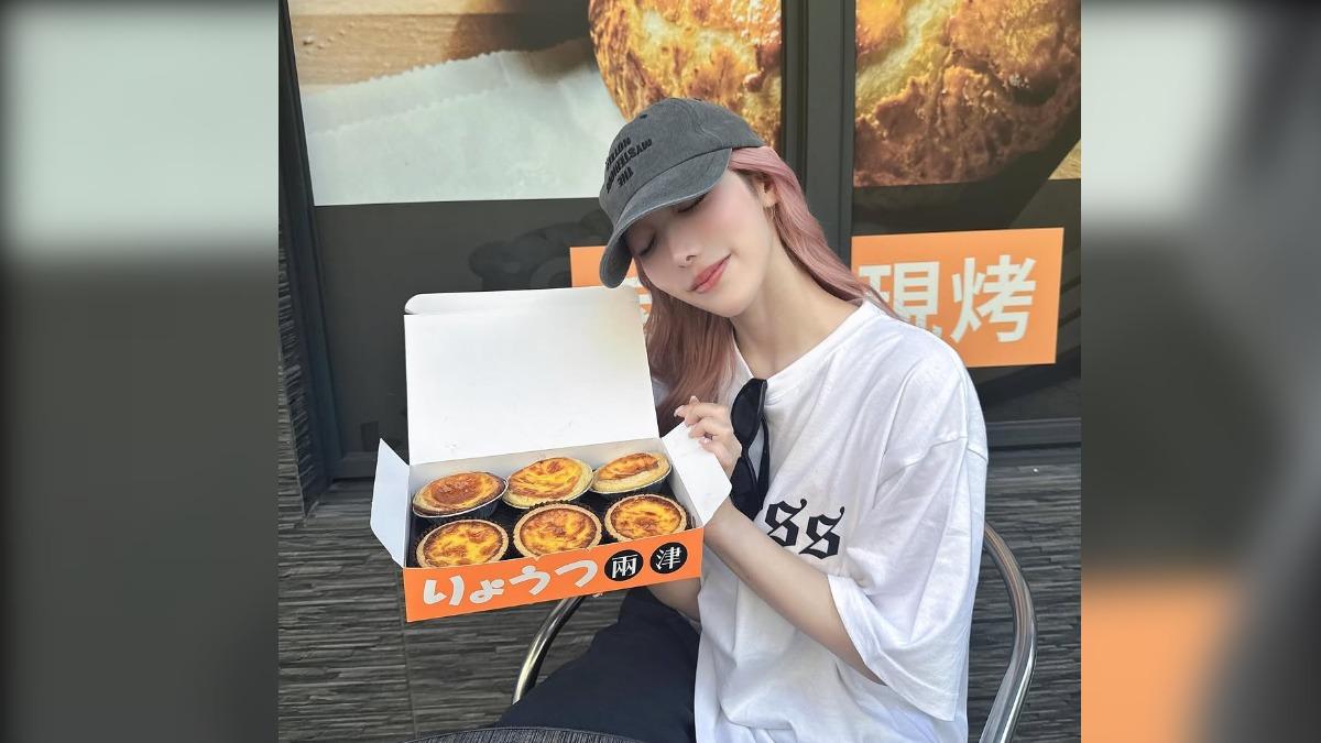 小宵虎南與蛋塔合照。(圖/摘自IG)