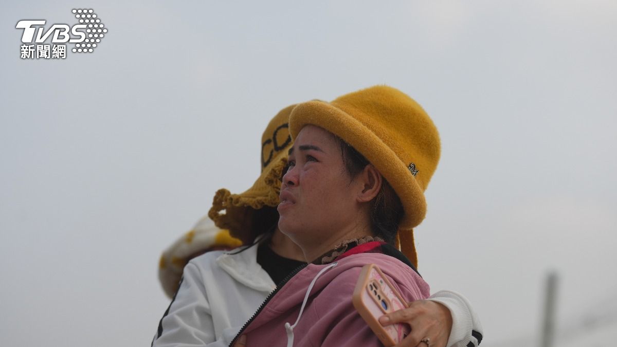 家屬在現場望著災區盼失蹤的親友傳來好消息。（圖/華子琛攝）
