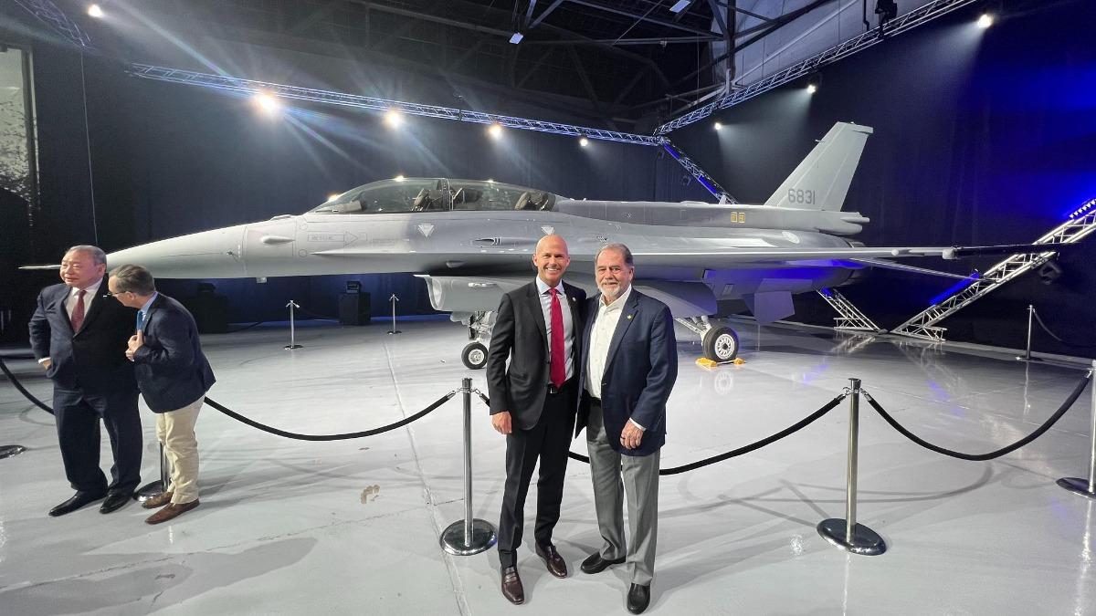 台灣向美國軍購F-16V戰機，於美東時間28日舉行首架機出廠典禮。（圖／翻攝美國眾議員提蒙斯William TimmonsX）