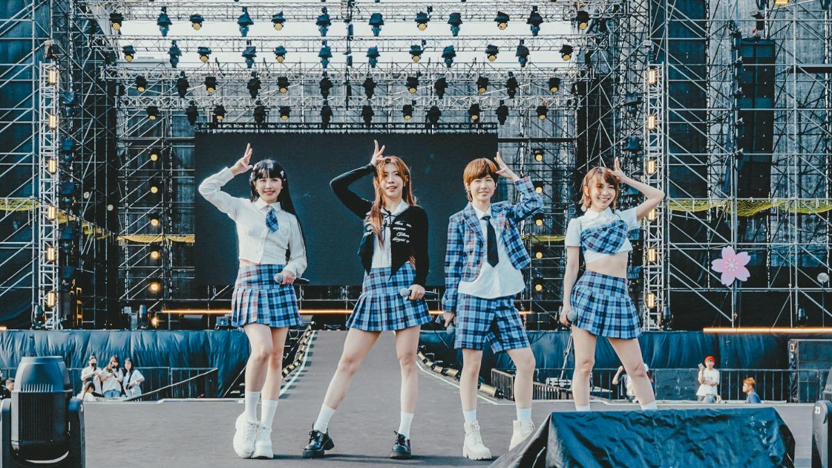 「BOOM!怪物星人」以學院風服裝亮麗現身高雄櫻花季。(圖/寬寬整合行銷提供)