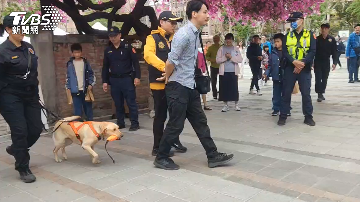 警犬示範逮車手。（圖／TVBS）