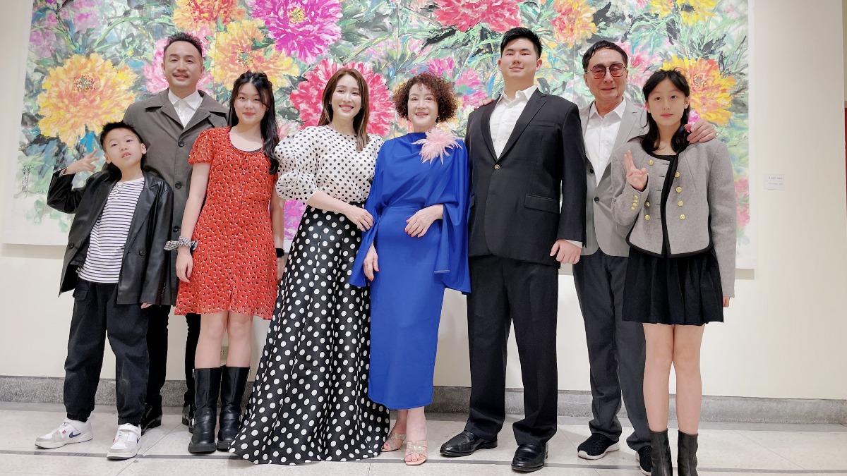 元大集團金孫Brandon(右三)力挺外婆韓湘琴。(圖/韓湘琴提供)