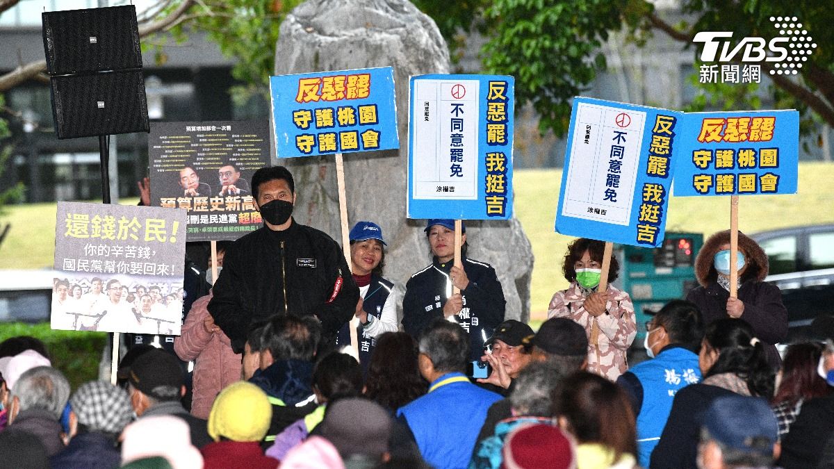 大罷免全台延燒,國民黨今(29)日在桃園楊梅舉行政策說明會,資深媒體人趙少康現身助陣。(圖/胡瑞麒攝)