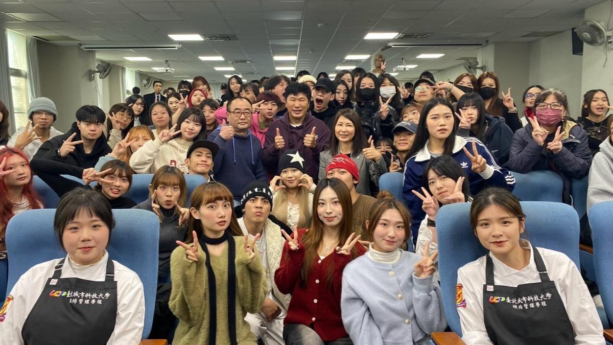 胡瓜和學生們合影。(圖/下面一位提供)
