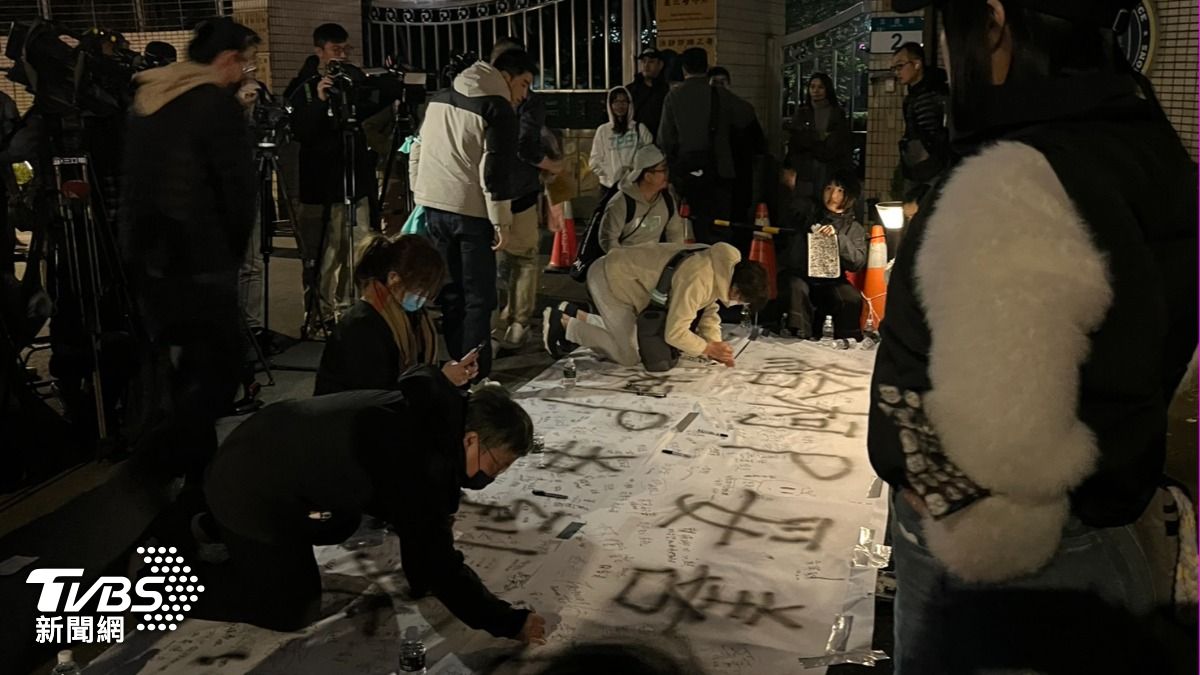 不少小草頂著寒風排隊在白布上簽名。（圖／TVBS）