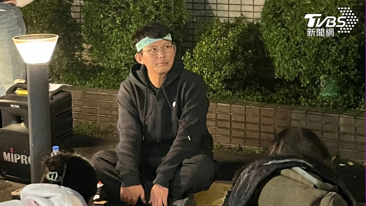 黃國昌晚間仍盤坐在北所門口。（圖／TVBS）