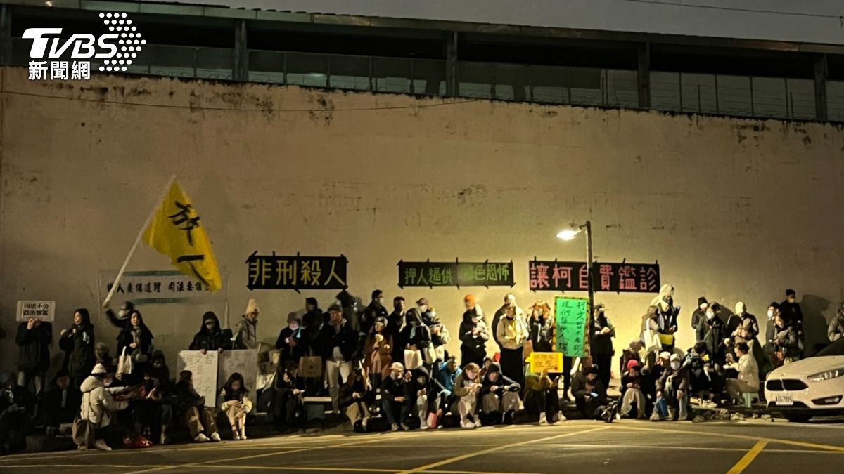 晚間小草聚集人數增多。（圖／蕭沁梅攝）