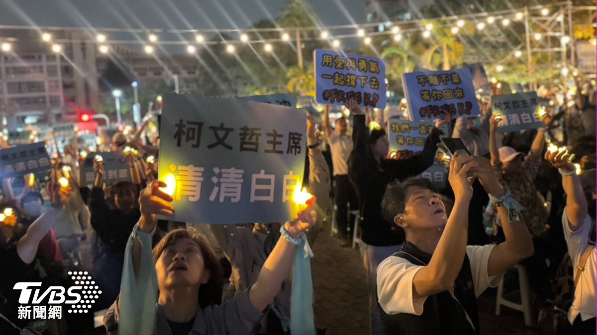 現場2500位小草點燈祈福,吶喊柯文哲清清白白。(圖/林雅婷攝)