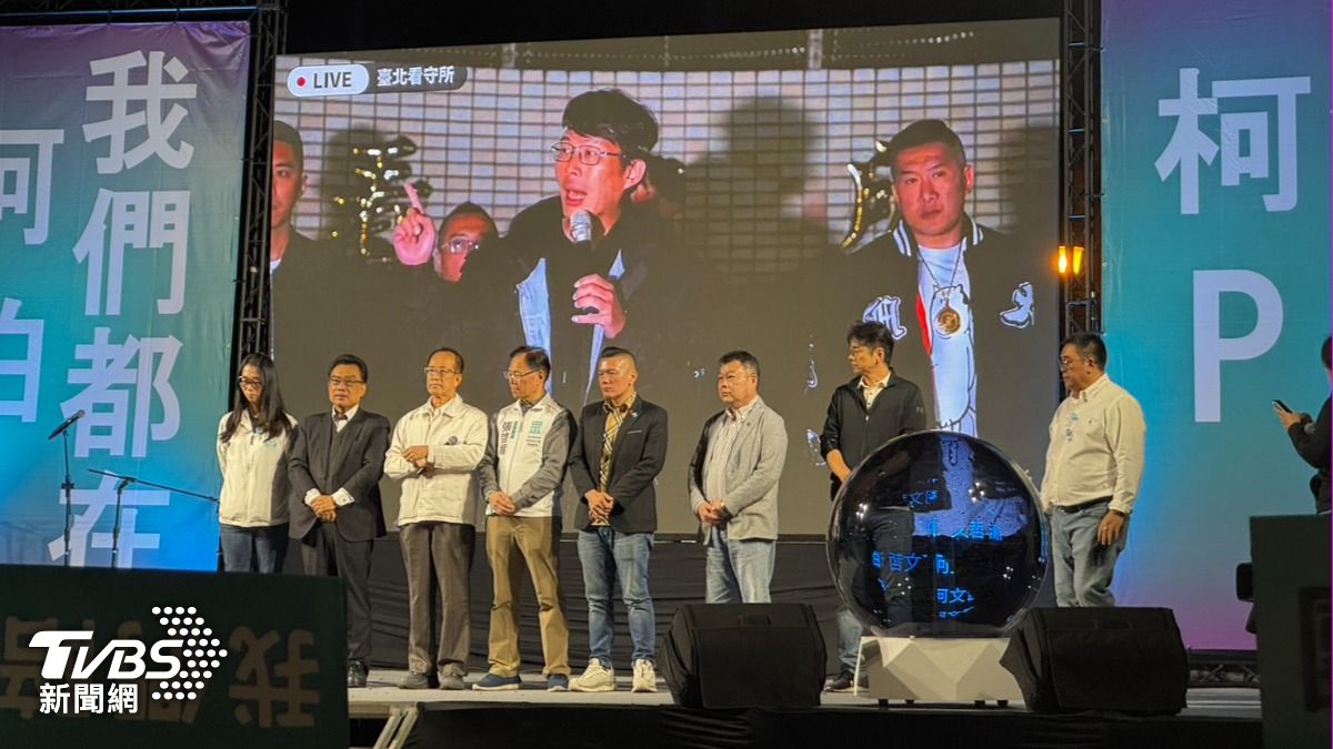 原本要出席祈福點燈晚會的民眾黨主席黃國昌,透過連線向高雄小草喊話。(圖/林雅婷攝)