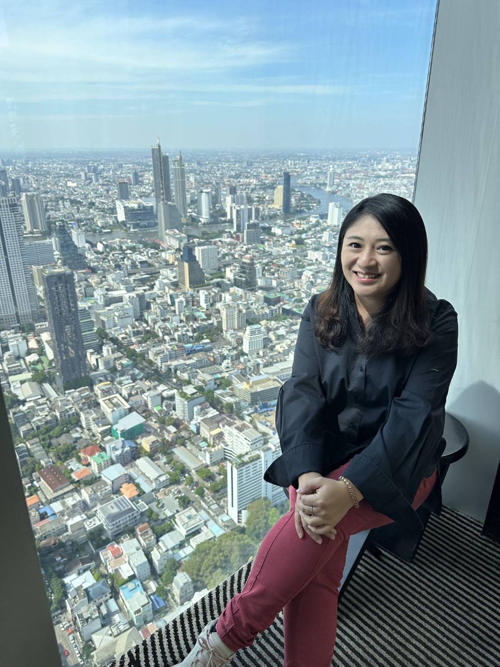 定居泰國的Monica(劉仲縈)的姊姊Ashely(劉郁霝)從事房屋仲介、投資不動產,20多歲就已經環遊世界。