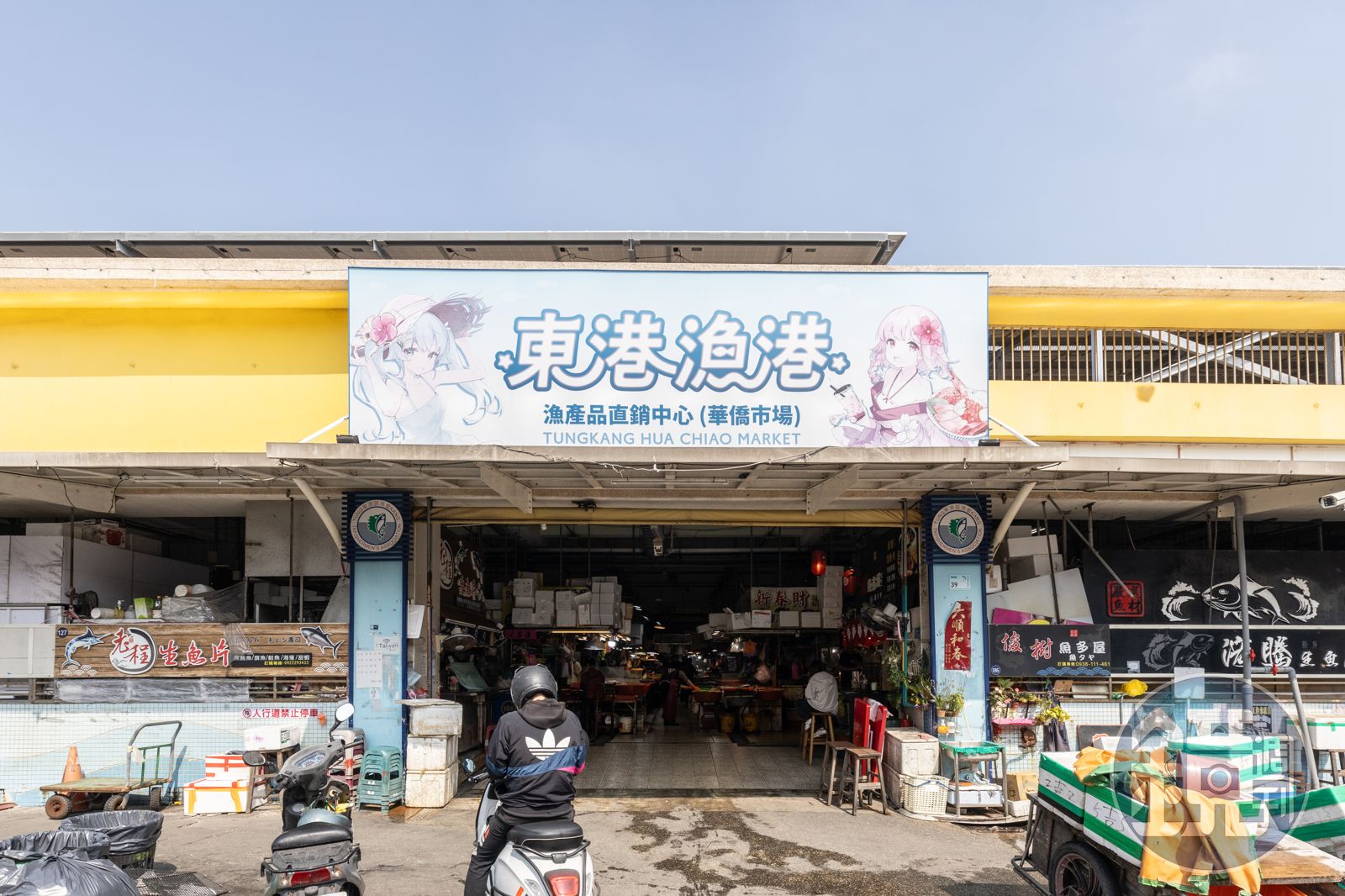 「華僑市場」佔地近1,500坪，內有超過400個攤位，是屏東最大的海鮮零售市場。