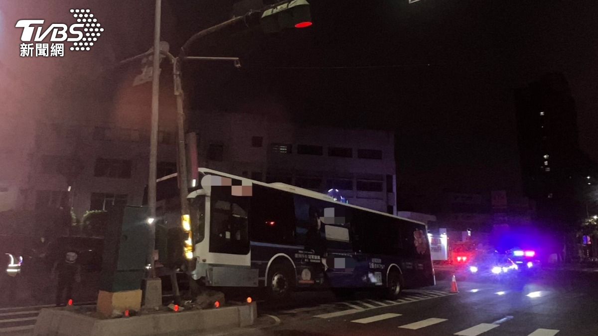 碰！客運司機恍神衝撞分隔島　車頭「玻璃全碎」慘況曝