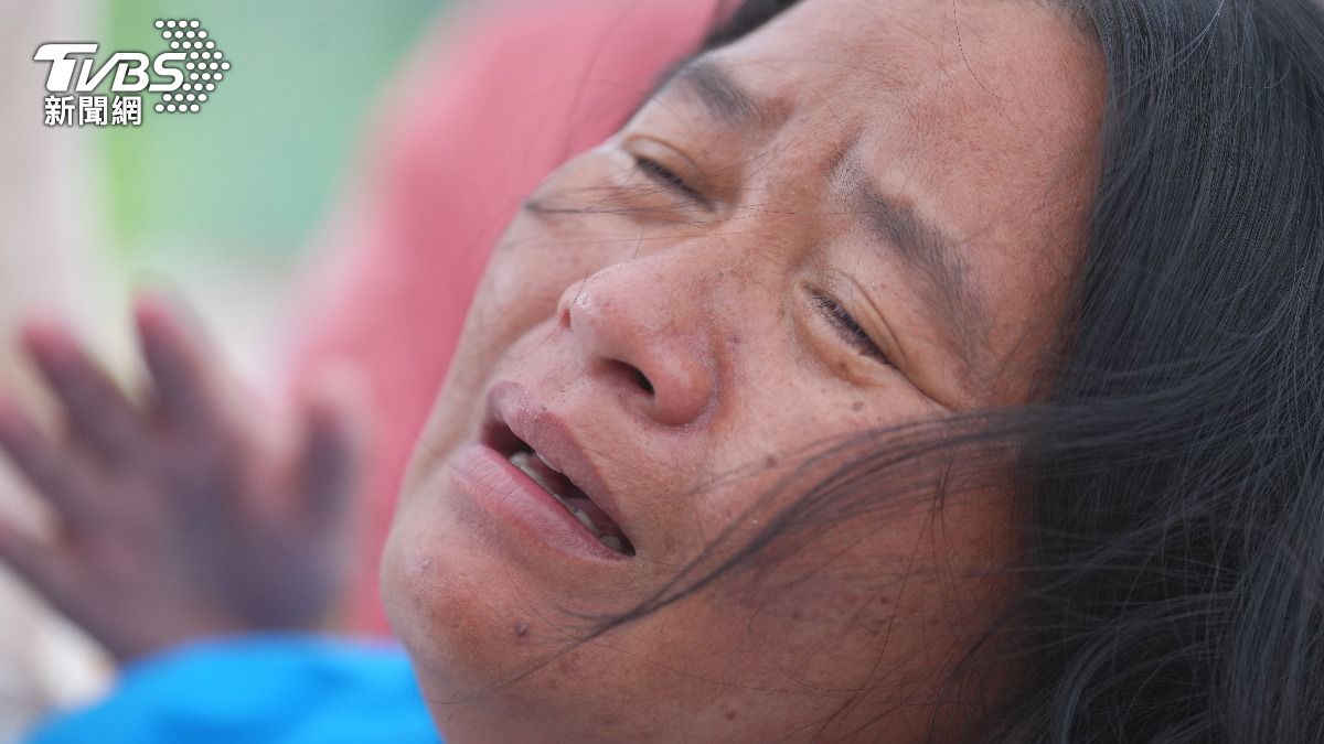 婦人悲從中來暴哭。（圖／華子琛攝）