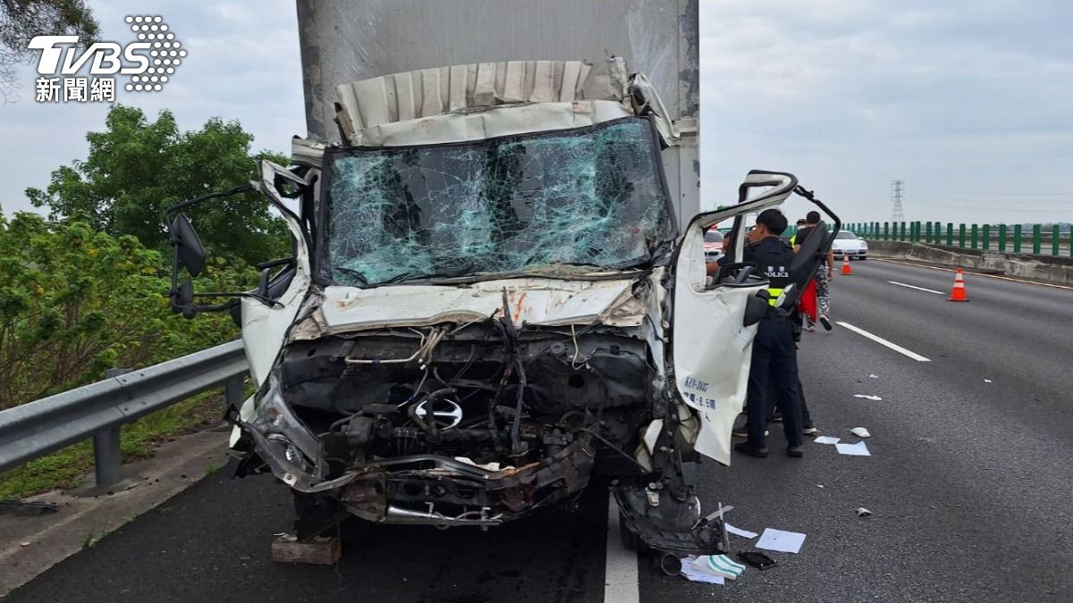 快訊／國3大貨車追撞砂石車！車頭嚴重變形　駕駛遭夾殺亡