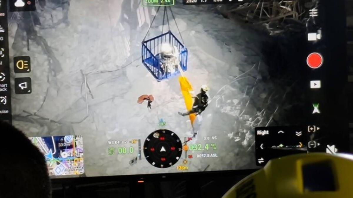 搜救人員出動吊車吊籃，將1具罹難者遺體從倒塌大樓頂端吊運下來。（圖／翻攝自Khaosod）