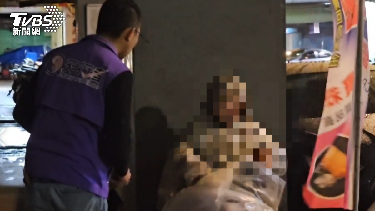 天行者慈善協會前往關心街友。(圖/TVBS)