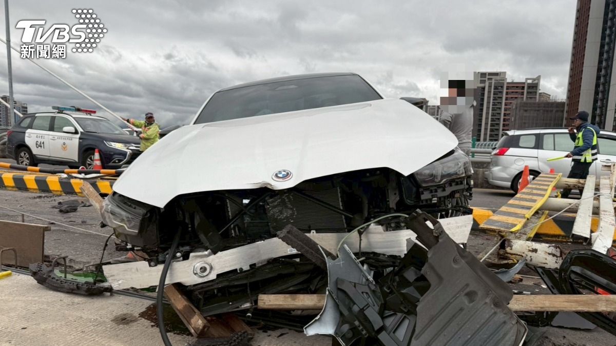 新北大橋329萬BMW撞破施工護欄 工人遭波及雙腳骨折