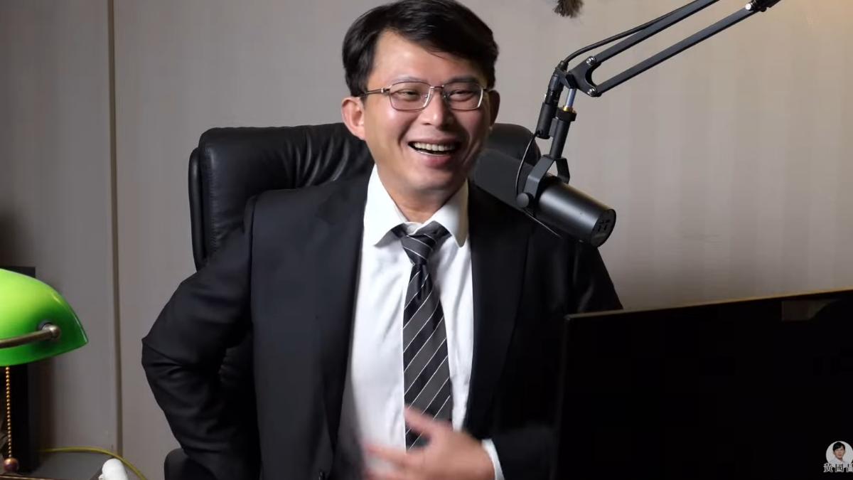 黃國昌摸著肚子笑喊「我的肚子怎麼了」。(圖/翻攝自黃國昌YT)