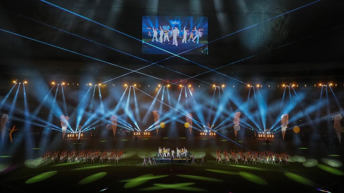 Energy率領近150人嗨跳16蹲。(圖/相信音樂提供)